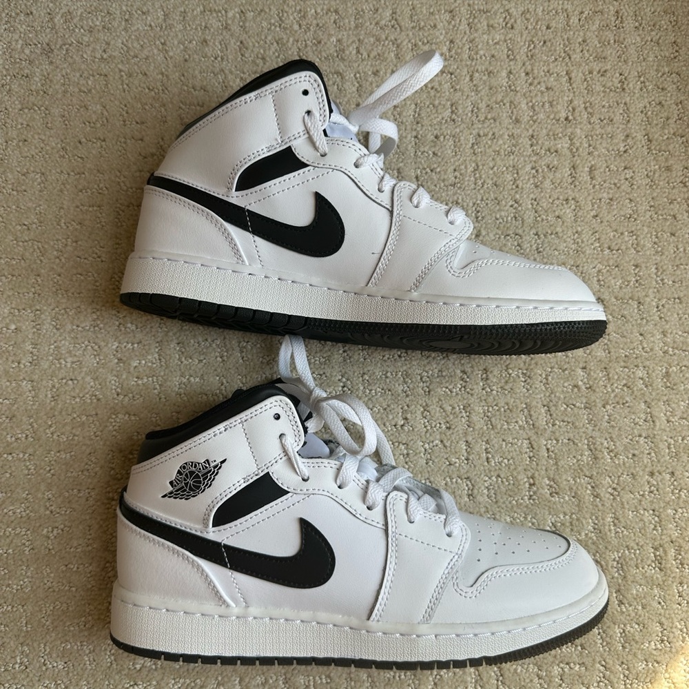 Air Jordan 1 Mid (GS) White/Black 6.5Y